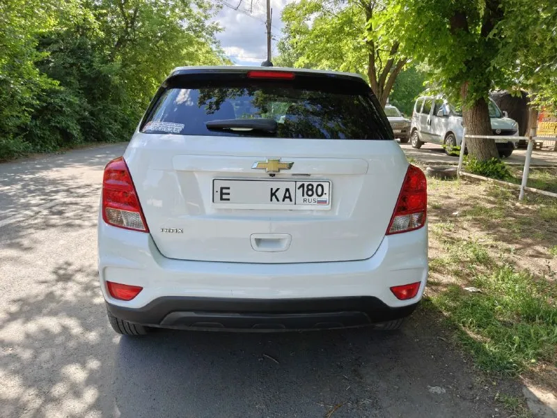 Продаю отличный надёжный корейский компактный кроссовер chevrolet trax, клон opel mokka и buick encore
Дата выпуска 8 месяц 2020 года.

📍 Пробег 88681 км.
⚙ Двигатель 1.4т мощность 140 л. С.  
📀 Коробка передач - 6 ступенчатый классический гидроавтомат.
✅ Передний привод.
✅ Хорошая комплектация есть всё для комфортного вождения, а именно:
📍 Мультимедиа система 6 динамиков с android auto и apple carplay;
📍 Камера заднего вида;
📍Кондиционер;
📍Круиз-контроль;
📍 Система мониторинга давления в шинах;
✅ Штатный дистанционный автозапуск, в комплекте 2 ключа;
✅ Все стёкла родные, безопасность не срабатывала, все подушки на месте.
✅ На пробеге 81 т. Км. Сделана полная замена масла в акпп; 1.5 т. Км. Назад сделано то с заменой масла в двигателе и фильтров.
✅ Приборная панель и мультимедиа русифицированы.
✅ Вместе с авто отдаю зимние шины pirelli ice zero шипованные (куплены в октябре 2025) и два комплекта ковриков.
✅ В сентябре 2025 сделан антикор кузова.

Цена 1,5 🍋.
Контактный телефон +7(949)438-55-35 - фотография - 5