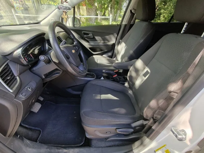 Продаю отличный надёжный корейский компактный кроссовер chevrolet trax, клон opel mokka и buick encore
Дата выпуска 8 месяц 2020 года.

📍 Пробег 88681 км.
⚙ Двигатель 1.4т мощность 140 л. С.  
📀 Коробка передач - 6 ступенчатый классический гидроавтомат.
✅ Передний привод.
✅ Хорошая комплектация есть всё для комфортного вождения, а именно:
📍 Мультимедиа система 6 динамиков с android auto и apple carplay;
📍 Камера заднего вида;
📍Кондиционер;
📍Круиз-контроль;
📍 Система мониторинга давления в шинах;
✅ Штатный дистанционный автозапуск, в комплекте 2 ключа;
✅ Все стёкла родные, безопасность не срабатывала, все подушки на месте.
✅ На пробеге 81 т. Км. Сделана полная замена масла в акпп; 1.5 т. Км. Назад сделано то с заменой масла в двигателе и фильтров.
✅ Приборная панель и мультимедиа русифицированы.
✅ Вместе с авто отдаю зимние шины pirelli ice zero шипованные (куплены в октябре 2025) и два комплекта ковриков.
✅ В сентябре 2025 сделан антикор кузова.

Цена 1,5 🍋.
Контактный телефон +7(949)438-55-35 - фотография - 7