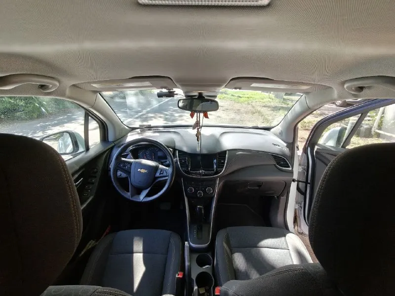 Продаю отличный надёжный корейский компактный кроссовер chevrolet trax, клон opel mokka и buick encore
Дата выпуска 8 месяц 2020 года.

📍 Пробег 88681 км.
⚙ Двигатель 1.4т мощность 140 л. С.  
📀 Коробка передач - 6 ступенчатый классический гидроавтомат.
✅ Передний привод.
✅ Хорошая комплектация есть всё для комфортного вождения, а именно:
📍 Мультимедиа система 6 динамиков с android auto и apple carplay;
📍 Камера заднего вида;
📍Кондиционер;
📍Круиз-контроль;
📍 Система мониторинга давления в шинах;
✅ Штатный дистанционный автозапуск, в комплекте 2 ключа;
✅ Все стёкла родные, безопасность не срабатывала, все подушки на месте.
✅ На пробеге 81 т. Км. Сделана полная замена масла в акпп; 1.5 т. Км. Назад сделано то с заменой масла в двигателе и фильтров.
✅ Приборная панель и мультимедиа русифицированы.
✅ Вместе с авто отдаю зимние шины pirelli ice zero шипованные (куплены в октябре 2025) и два комплекта ковриков.
✅ В сентябре 2025 сделан антикор кузова.

Цена 1,5 🍋.
Контактный телефон +7(949)438-55-35 - фотография - 8