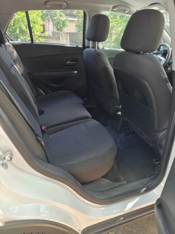 Продаю отличный надёжный корейский компактный кроссовер chevrolet trax, клон opel mokka и buick encore
Дата выпуска 8 месяц 2020 года.

📍 Пробег 88681 км.
⚙ Двигатель 1.4т мощность 140 л. С.  
📀 Коробка передач - 6 ступенчатый классический гидроавтомат.
✅ Передний привод.
✅ Хорошая комплектация есть всё для комфортного вождения, а именно:
📍 Мультимедиа система 6 динамиков с android auto и apple carplay;
📍 Камера заднего вида;
📍Кондиционер;
📍Круиз-контроль;
📍 Система мониторинга давления в шинах;
✅ Штатный дистанционный автозапуск, в комплекте 2 ключа;
✅ Все стёкла родные, безопасность не срабатывала, все подушки на месте.
✅ На пробеге 81 т. Км. Сделана полная замена масла в акпп; 1.5 т. Км. Назад сделано то с заменой масла в двигателе и фильтров.
✅ Приборная панель и мультимедиа русифицированы.
✅ Вместе с авто отдаю зимние шины pirelli ice zero шипованные (куплены в октябре 2025) и два комплекта ковриков.
✅ В сентябре 2025 сделан антикор кузова.

Цена 1,5 🍋.
Контактный телефон +7(949)438-55-35 - фотография - 9