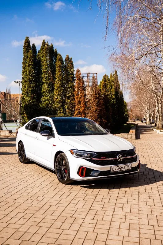 Volkswagen jettа gll максимальная комплектация autobаhn г. В. 2022 рестайлинг пробег 94т. Км. Аналoг volkswagen gоlf gti в кузовe cедaн. Двигaтeль 2.0 tsi. 7-ступенчатая коробкп передач с двойным сцеплением  dq381 dsg.
Gliна для ценителей быстрых вагов. Салон на 5ку. Без царапин и сколов. Авто в очень отличном состоянии что по технике, что по кузову. Всё сухо, турбина, двигатель, коробка течей и запотеваний нет. Натяжитель цепи на 2ом делении. Заменен антифриз, масла в коробке и двигателе, колодки ate в круг поменяны. То каждые 5т. Километров. Масло только 0w20. Сколов, притертостей, вмятин и подкрасов нет от слово совсем. Цена 2.9🍋. Готов на осмотр подборщиков. Любое ваше сто. Машина🔥. Полный бак бензина покупателю. Всем добра и мира. +7 949 452-84-80 telegram.
📲 Tg: андрей
📞 Звоните: +7(949)4528480 - фотография - 1