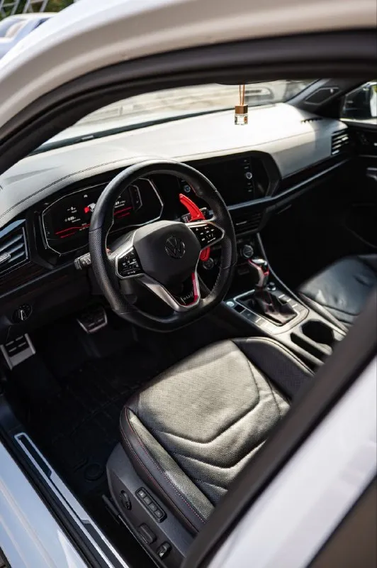 Volkswagen jettа gll максимальная комплектация autobаhn г. В. 2022 рестайлинг пробег 94т. Км. Аналoг volkswagen gоlf gti в кузовe cедaн. Двигaтeль 2.0 tsi. 7-ступенчатая коробкп передач с двойным сцеплением  dq381 dsg.
Gliна для ценителей быстрых вагов. Салон на 5ку. Без царапин и сколов. Авто в очень отличном состоянии что по технике, что по кузову. Всё сухо, турбина, двигатель, коробка течей и запотеваний нет. Натяжитель цепи на 2ом делении. Заменен антифриз, масла в коробке и двигателе, колодки ate в круг поменяны. То каждые 5т. Километров. Масло только 0w20. Сколов, притертостей, вмятин и подкрасов нет от слово совсем. Цена 2.9🍋. Готов на осмотр подборщиков. Любое ваше сто. Машина🔥. Полный бак бензина покупателю. Всем добра и мира. +7 949 452-84-80 telegram.
📲 Tg: андрей
📞 Звоните: +7(949)4528480 - фотография - 8