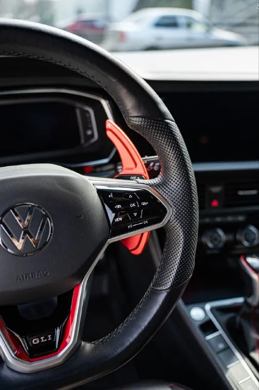 Volkswagen jettа gll максимальная комплектация autobаhn г. В. 2022 рестайлинг пробег 94т. Км. Аналoг volkswagen gоlf gti в кузовe cедaн. Двигaтeль 2.0 tsi. 7-ступенчатая коробкп передач с двойным сцеплением  dq381 dsg.
Gliна для ценителей быстрых вагов. Салон на 5ку. Без царапин и сколов. Авто в очень отличном состоянии что по технике, что по кузову. Всё сухо, турбина, двигатель, коробка течей и запотеваний нет. Натяжитель цепи на 2ом делении. Заменен антифриз, масла в коробке и двигателе, колодки ate в круг поменяны. То каждые 5т. Километров. Масло только 0w20. Сколов, притертостей, вмятин и подкрасов нет от слово совсем. Цена 2.9🍋. Готов на осмотр подборщиков. Любое ваше сто. Машина🔥. Полный бак бензина покупателю. Всем добра и мира. +7 949 452-84-80 telegram.
📲 Tg: андрей
📞 Звоните: +7(949)4528480 - фотография - 9