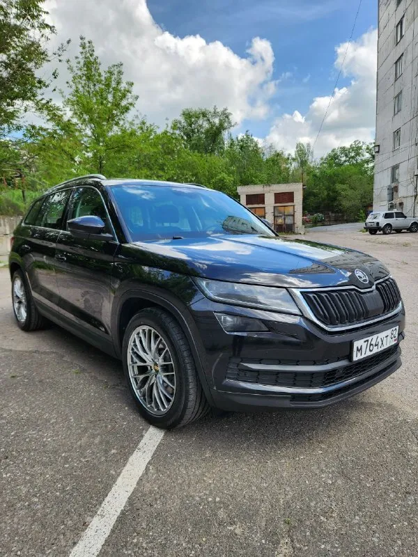 Skoda kodiaq 2.0 amt, 2019 4×4. 126 тыс. Км. Машина в очень жирной комплектации стайл+: алькантара, панорама, музыка canton, мертвые зоны, доступ без ключа, удержание в полосе, электропривод сидений с памятью, подогрев всего, руль, сиденья, лобовое, цифровая приборная панель full led, электропривод багажника, парктроники 360, светодиодная оптика, распознование знаков. И т. Д. Авто диллерский. Обслуживалась в skoda центр симферополь. Без дтп. Зеленая автотека. Технически в отличном состоянии. По кузову не крашена не одна деталь. В керамике. 3 ключа.   Спутниковая gsm сигнализация. Диски r19. Лето новое. Цена 3.1🍋 торг и полный бак бензина в подарок. +7 949 452-84-80 автомобиль достоин внимания. Всем мира и добра.
📲 Tg: андрей
📞 Звоните: +7(949)4528480 - фотография - 1