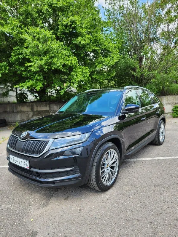 Skoda kodiaq 2.0 amt, 2019 4×4. 126 тыс. Км. Машина в очень жирной комплектации стайл+: алькантара, панорама, музыка canton, мертвые зоны, доступ без ключа, удержание в полосе, электропривод сидений с памятью, подогрев всего, руль, сиденья, лобовое, цифровая приборная панель full led, электропривод багажника, парктроники 360, светодиодная оптика, распознование знаков. И т. Д. Авто диллерский. Обслуживалась в skoda центр симферополь. Без дтп. Зеленая автотека. Технически в отличном состоянии. По кузову не крашена не одна деталь. В керамике. 3 ключа.   Спутниковая gsm сигнализация. Диски r19. Лето новое. Цена 3.1🍋 торг и полный бак бензина в подарок. +7 949 452-84-80 автомобиль достоин внимания. Всем мира и добра.
📲 Tg: андрей
📞 Звоните: +7(949)4528480 - фотография - 2
