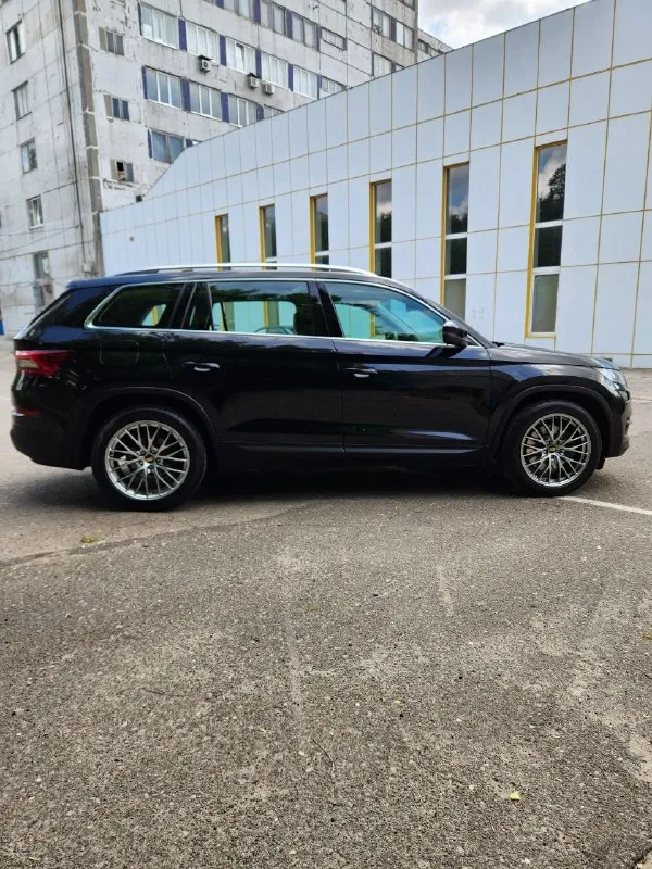Skoda kodiaq 2.0 amt, 2019 4×4. 126 тыс. Км. Машина в очень жирной комплектации стайл+: алькантара, панорама, музыка canton, мертвые зоны, доступ без ключа, удержание в полосе, электропривод сидений с памятью, подогрев всего, руль, сиденья, лобовое, цифровая приборная панель full led, электропривод багажника, парктроники 360, светодиодная оптика, распознование знаков. И т. Д. Авто диллерский. Обслуживалась в skoda центр симферополь. Без дтп. Зеленая автотека. Технически в отличном состоянии. По кузову не крашена не одна деталь. В керамике. 3 ключа.   Спутниковая gsm сигнализация. Диски r19. Лето новое. Цена 3.1🍋 торг и полный бак бензина в подарок. +7 949 452-84-80 автомобиль достоин внимания. Всем мира и добра.
📲 Tg: андрей
📞 Звоните: +7(949)4528480 - фотография - 4