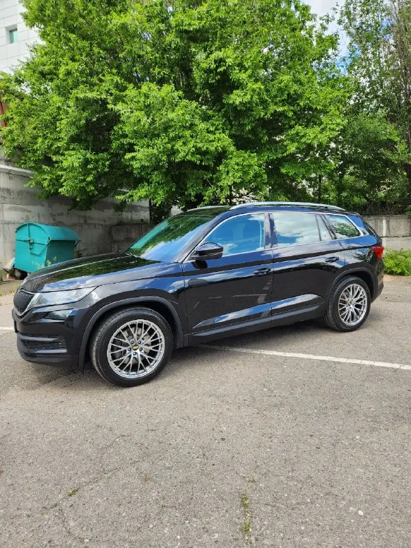 Skoda kodiaq 2.0 amt, 2019 4×4. 126 тыс. Км. Машина в очень жирной комплектации стайл+: алькантара, панорама, музыка canton, мертвые зоны, доступ без ключа, удержание в полосе, электропривод сидений с памятью, подогрев всего, руль, сиденья, лобовое, цифровая приборная панель full led, электропривод багажника, парктроники 360, светодиодная оптика, распознование знаков. И т. Д. Авто диллерский. Обслуживалась в skoda центр симферополь. Без дтп. Зеленая автотека. Технически в отличном состоянии. По кузову не крашена не одна деталь. В керамике. 3 ключа.   Спутниковая gsm сигнализация. Диски r19. Лето новое. Цена 3.1🍋 торг и полный бак бензина в подарок. +7 949 452-84-80 автомобиль достоин внимания. Всем мира и добра.
📲 Tg: андрей
📞 Звоните: +7(949)4528480 - фотография - 5