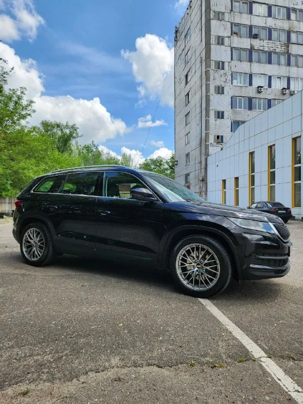 Skoda kodiaq 2.0 amt, 2019 4×4. 126 тыс. Км. Машина в очень жирной комплектации стайл+: алькантара, панорама, музыка canton, мертвые зоны, доступ без ключа, удержание в полосе, электропривод сидений с памятью, подогрев всего, руль, сиденья, лобовое, цифровая приборная панель full led, электропривод багажника, парктроники 360, светодиодная оптика, распознование знаков. И т. Д. Авто диллерский. Обслуживалась в skoda центр симферополь. Без дтп. Зеленая автотека. Технически в отличном состоянии. По кузову не крашена не одна деталь. В керамике. 3 ключа.   Спутниковая gsm сигнализация. Диски r19. Лето новое. Цена 3.1🍋 торг и полный бак бензина в подарок. +7 949 452-84-80 автомобиль достоин внимания. Всем мира и добра.
📲 Tg: андрей
📞 Звоните: +7(949)4528480 - фотография - 6