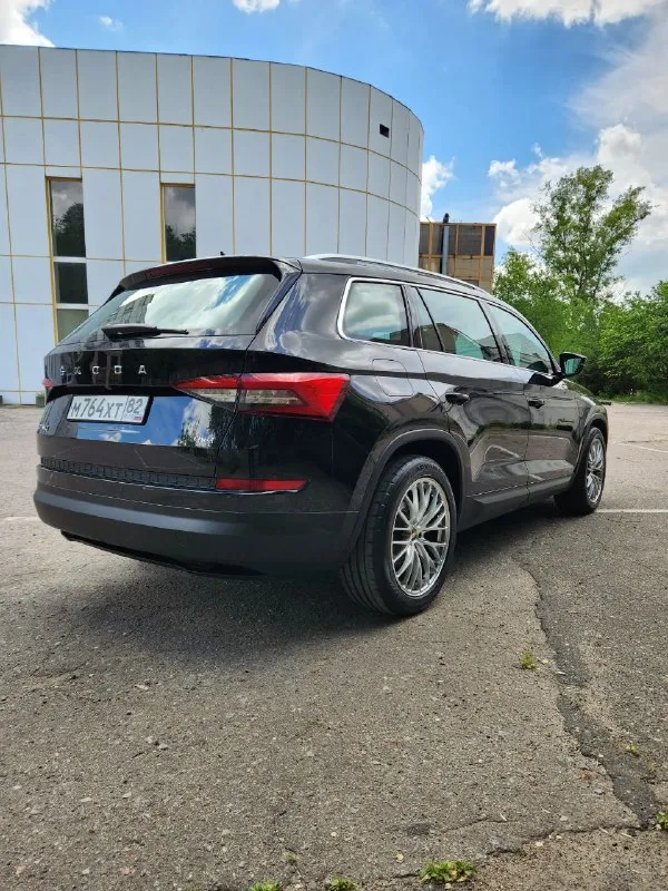 Skoda kodiaq 2.0 amt, 2019 4×4. 126 тыс. Км. Машина в очень жирной комплектации стайл+: алькантара, панорама, музыка canton, мертвые зоны, доступ без ключа, удержание в полосе, электропривод сидений с памятью, подогрев всего, руль, сиденья, лобовое, цифровая приборная панель full led, электропривод багажника, парктроники 360, светодиодная оптика, распознование знаков. И т. Д. Авто диллерский. Обслуживалась в skoda центр симферополь. Без дтп. Зеленая автотека. Технически в отличном состоянии. По кузову не крашена не одна деталь. В керамике. 3 ключа.   Спутниковая gsm сигнализация. Диски r19. Лето новое. Цена 3.1🍋 торг и полный бак бензина в подарок. +7 949 452-84-80 автомобиль достоин внимания. Всем мира и добра.
📲 Tg: андрей
📞 Звоните: +7(949)4528480 - фотография - 7