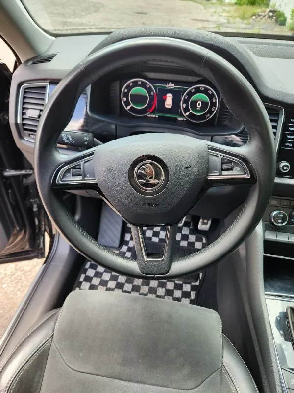 Skoda kodiaq 2.0 amt, 2019 4×4. 126 тыс. Км. Машина в очень жирной комплектации стайл+: алькантара, панорама, музыка canton, мертвые зоны, доступ без ключа, удержание в полосе, электропривод сидений с памятью, подогрев всего, руль, сиденья, лобовое, цифровая приборная панель full led, электропривод багажника, парктроники 360, светодиодная оптика, распознование знаков. И т. Д. Авто диллерский. Обслуживалась в skoda центр симферополь. Без дтп. Зеленая автотека. Технически в отличном состоянии. По кузову не крашена не одна деталь. В керамике. 3 ключа.   Спутниковая gsm сигнализация. Диски r19. Лето новое. Цена 3.1🍋 торг и полный бак бензина в подарок. +7 949 452-84-80 автомобиль достоин внимания. Всем мира и добра.
📲 Tg: андрей
📞 Звоните: +7(949)4528480 - фотография - 8