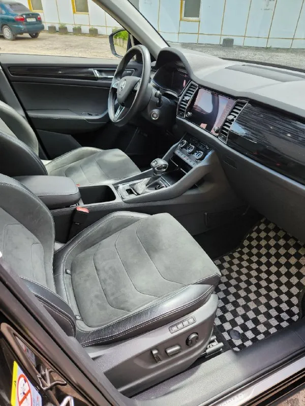 Skoda kodiaq 2.0 amt, 2019 4×4. 126 тыс. Км. Машина в очень жирной комплектации стайл+: алькантара, панорама, музыка canton, мертвые зоны, доступ без ключа, удержание в полосе, электропривод сидений с памятью, подогрев всего, руль, сиденья, лобовое, цифровая приборная панель full led, электропривод багажника, парктроники 360, светодиодная оптика, распознование знаков. И т. Д. Авто диллерский. Обслуживалась в skoda центр симферополь. Без дтп. Зеленая автотека. Технически в отличном состоянии. По кузову не крашена не одна деталь. В керамике. 3 ключа.   Спутниковая gsm сигнализация. Диски r19. Лето новое. Цена 3.1🍋 торг и полный бак бензина в подарок. +7 949 452-84-80 автомобиль достоин внимания. Всем мира и добра.
📲 Tg: андрей
📞 Звоните: +7(949)4528480 - фотография - 9
