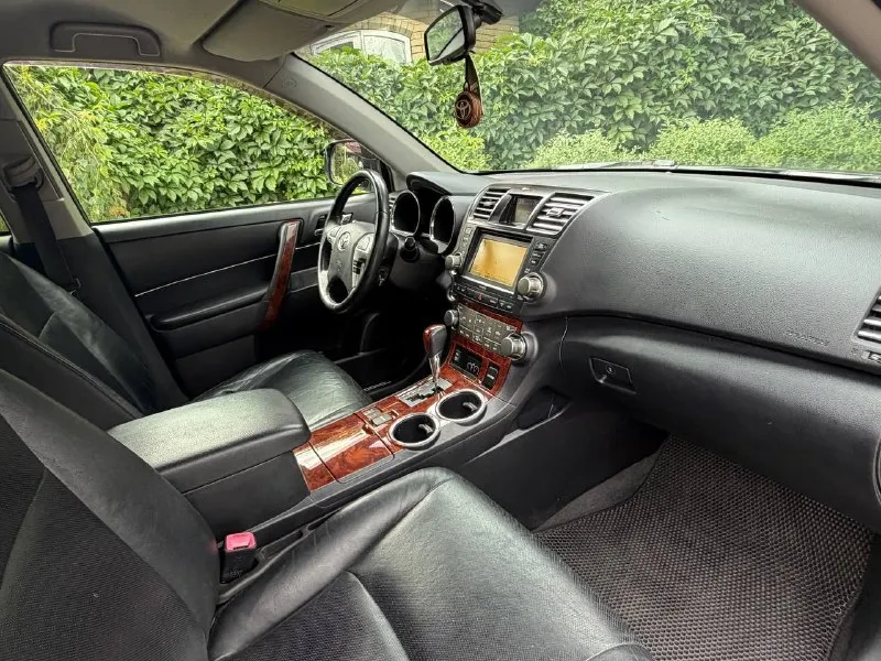 В продаже toyota highlander 2011 года!
Автомобиль в максимальной комплектации на бензиновом двигателе объемом 3.5 литра, работает без каких либо нареканий, также без каких либо вопросов!
Комплектация: кожаный салон, электроприводы сидений, бесключевой доступ, расширенная мультимедиа, электропривод багажника, четырех зонный климат контроль, 7 мест, полный привод, мульти руль и тд.
Юридически чистый, рассмотрю ваши предложения на обмен также возможна продажа в кредит!
Осмотр донецк
Цена: 1.880.000₽, торг реальному покупателю!
☎️ +7 (949) 628-72-17
📞 Звоните: +7(949)6287217 - фотография - 10