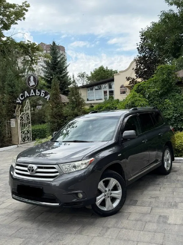 В продаже toyota highlander 2011 года!
Автомобиль в максимальной комплектации на бензиновом двигателе объемом 3.5 литра, работает без каких либо нареканий, также без каких либо вопросов!
Комплектация: кожаный салон, электроприводы сидений, бесключевой доступ, расширенная мультимедиа, электропривод багажника, четырех зонный климат контроль, 7 мест, полный привод, мульти руль и тд.
Юридически чистый, рассмотрю ваши предложения на обмен также возможна продажа в кредит!
Осмотр донецк
Цена: 1.880.000₽, торг реальному покупателю!
☎️ +7 (949) 628-72-17
📞 Звоните: +7(949)6287217 - фотография - 2