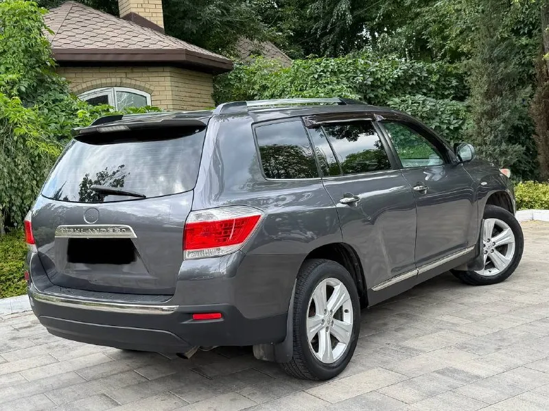 В продаже toyota highlander 2011 года!
Автомобиль в максимальной комплектации на бензиновом двигателе объемом 3.5 литра, работает без каких либо нареканий, также без каких либо вопросов!
Комплектация: кожаный салон, электроприводы сидений, бесключевой доступ, расширенная мультимедиа, электропривод багажника, четырех зонный климат контроль, 7 мест, полный привод, мульти руль и тд.
Юридически чистый, рассмотрю ваши предложения на обмен также возможна продажа в кредит!
Осмотр донецк
Цена: 1.880.000₽, торг реальному покупателю!
☎️ +7 (949) 628-72-17
📞 Звоните: +7(949)6287217 - фотография - 5