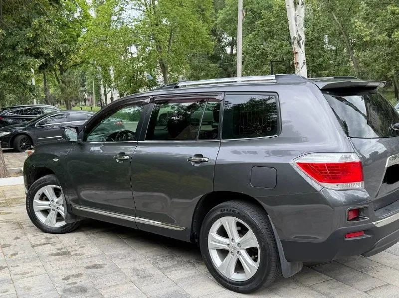 В продаже toyota highlander 2011 года!
Автомобиль в максимальной комплектации на бензиновом двигателе объемом 3.5 литра, работает без каких либо нареканий, также без каких либо вопросов!
Комплектация: кожаный салон, электроприводы сидений, бесключевой доступ, расширенная мультимедиа, электропривод багажника, четырех зонный климат контроль, 7 мест, полный привод, мульти руль и тд.
Юридически чистый, рассмотрю ваши предложения на обмен также возможна продажа в кредит!
Осмотр донецк
Цена: 1.880.000₽, торг реальному покупателю!
☎️ +7 (949) 628-72-17
📞 Звоните: +7(949)6287217 - фотография - 6