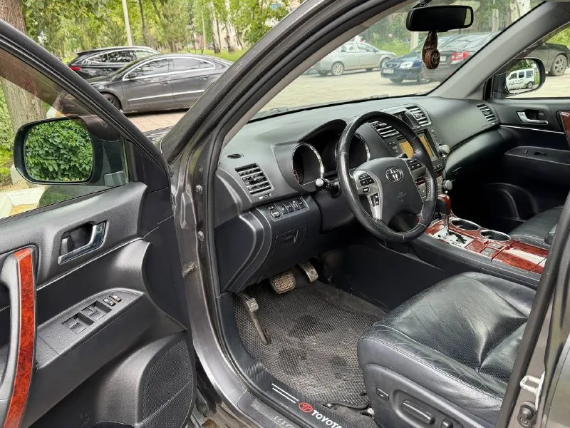 В продаже toyota highlander 2011 года!
Автомобиль в максимальной комплектации на бензиновом двигателе объемом 3.5 литра, работает без каких либо нареканий, также без каких либо вопросов!
Комплектация: кожаный салон, электроприводы сидений, бесключевой доступ, расширенная мультимедиа, электропривод багажника, четырех зонный климат контроль, 7 мест, полный привод, мульти руль и тд.
Юридически чистый, рассмотрю ваши предложения на обмен также возможна продажа в кредит!
Осмотр донецк
Цена: 1.880.000₽, торг реальному покупателю!
☎️ +7 (949) 628-72-17
📞 Звоните: +7(949)6287217 - фотография - 7