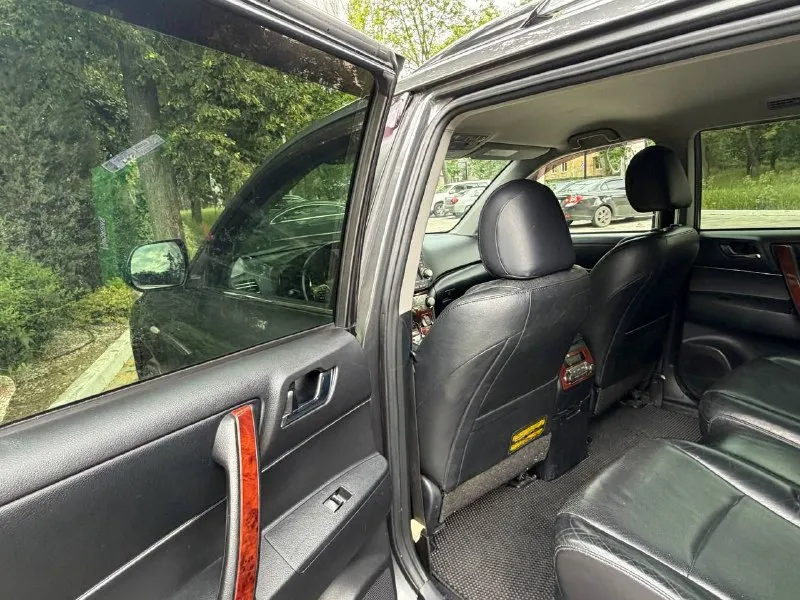 В продаже toyota highlander 2011 года!
Автомобиль в максимальной комплектации на бензиновом двигателе объемом 3.5 литра, работает без каких либо нареканий, также без каких либо вопросов!
Комплектация: кожаный салон, электроприводы сидений, бесключевой доступ, расширенная мультимедиа, электропривод багажника, четырех зонный климат контроль, 7 мест, полный привод, мульти руль и тд.
Юридически чистый, рассмотрю ваши предложения на обмен также возможна продажа в кредит!
Осмотр донецк
Цена: 1.880.000₽, торг реальному покупателю!
☎️ +7 (949) 628-72-17
📞 Звоните: +7(949)6287217 - фотография - 8
