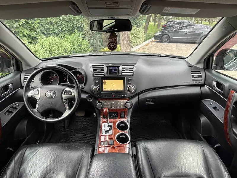 В продаже toyota highlander 2011 года!
Автомобиль в максимальной комплектации на бензиновом двигателе объемом 3.5 литра, работает без каких либо нареканий, также без каких либо вопросов!
Комплектация: кожаный салон, электроприводы сидений, бесключевой доступ, расширенная мультимедиа, электропривод багажника, четырех зонный климат контроль, 7 мест, полный привод, мульти руль и тд.
Юридически чистый, рассмотрю ваши предложения на обмен также возможна продажа в кредит!
Осмотр донецк
Цена: 1.880.000₽, торг реальному покупателю!
☎️ +7 (949) 628-72-17
📞 Звоните: +7(949)6287217 - фотография - 9