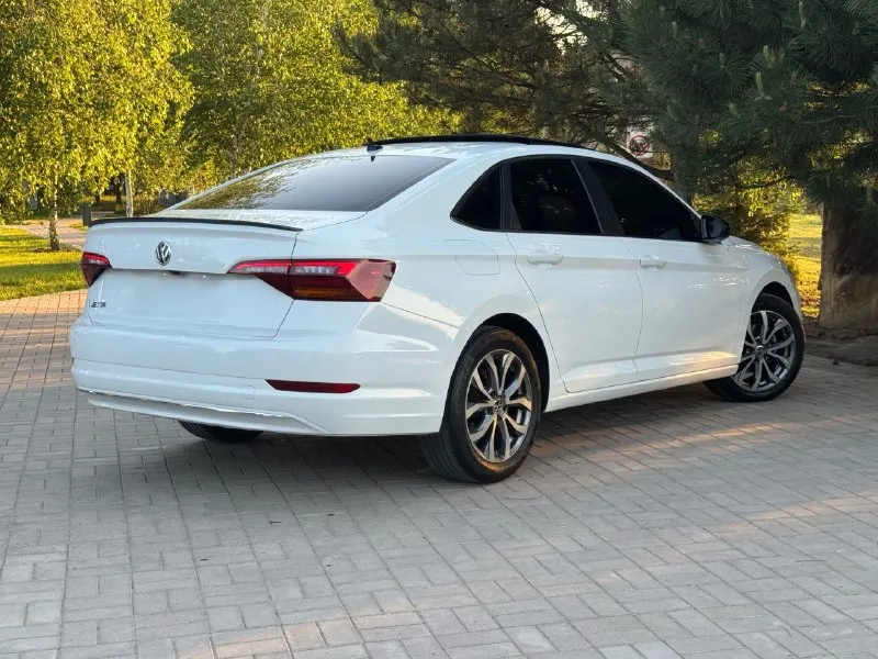 🚘 Продаётся volkswagen jetta 2019 года в отличном состоянии!
Двигатель 1.4 бензин.
Коробка автомат.
Автомобиль ухоженный, в хорошей комплектации, полностью обслужен и готов к эксплуатации без дополнительных вложений.
Комплектация:
Датчики слепых зон
Двухзонный климат-контроль
Камера заднего вида
Мультируль
Датчики дождя и света
Кожаный салон
Система start/stop
Бесключевой доступ
Год выпуска: 2019 пробег: 143 000 км
Цена: 1 670 000
Возможен обмен
Возможна продажа в кредит
Переоформление без проблем, быстро и официально.
Возможен обмен.
📞 Звоните или пишите — отвечу на все вопросы!
+7 949-458-29-30 - фотография - 3