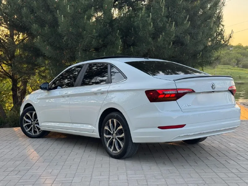 🚘 Продаётся volkswagen jetta 2019 года в отличном состоянии!
Двигатель 1.4 бензин.
Коробка автомат.
Автомобиль ухоженный, в хорошей комплектации, полностью обслужен и готов к эксплуатации без дополнительных вложений.
Комплектация:
Датчики слепых зон
Двухзонный климат-контроль
Камера заднего вида
Мультируль
Датчики дождя и света
Кожаный салон
Система start/stop
Бесключевой доступ
Год выпуска: 2019 пробег: 143 000 км
Цена: 1 670 000
Возможен обмен
Возможна продажа в кредит
Переоформление без проблем, быстро и официально.
Возможен обмен.
📞 Звоните или пишите — отвечу на все вопросы!
+7 949-458-29-30 - фотография - 4