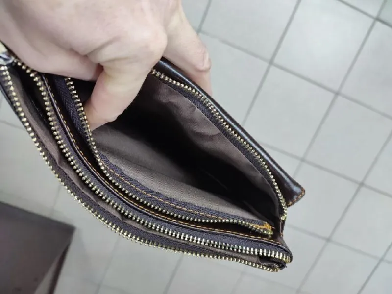 Описание: ⚡️продам сумку мужскую из натуральной кожи (новую) ✅ классная мужская сумка из натуральной кожи. удобная, имеет несколько отделений на замках. можно вешать на ремень или носить в руках как клатч или барсетку. материал: натуральная кожа. размер: 23 х 11 х 5,0 см. цвет: темно-коричневый. все вопросы по телефону. цена: 3395 руб. 📲 tg: александр клюев 📞🇷🇺звоните: +7 949 450 92 20 барахолка днр - фотография - 3