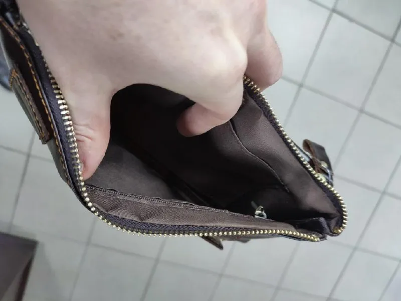 Описание: ⚡️продам сумку мужскую из натуральной кожи (новую) ✅ классная мужская сумка из натуральной кожи. удобная, имеет несколько отделений на замках. можно вешать на ремень или носить в руках как клатч или барсетку. материал: натуральная кожа. размер: 23 х 11 х 5,0 см. цвет: темно-коричневый. все вопросы по телефону. цена: 3395 руб. 📲 tg: александр клюев 📞🇷🇺звоните: +7 949 450 92 20 барахолка днр - фотография - 5