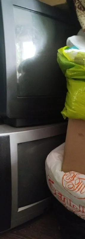 Описание: продаю телевизоры, 2 на фото и 2 ещё за кадром, 2 работают но нет пультов. за рабочие прош... - фотография