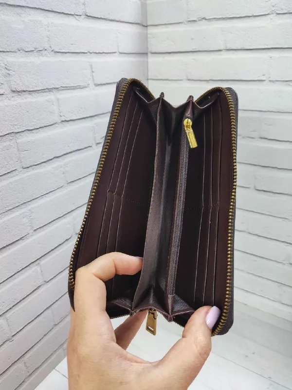 Описание: 💥продам клатч с ручкой из натуральной кожи (новый) отличный функциональный клатч с ручкой из натуральной кожи. в данном клатче насчитывается множество разных отделений, клатч вместительный, имеет интересный дизайн. размер: 19,5 х 10,5 х 2,5 см. все вопросы по телефону. цена: 2950 руб. 📲 tg: валентина бараненко 📞🇷🇺звоните: +7949 450 92 20 барахолка днр - фотография - 3