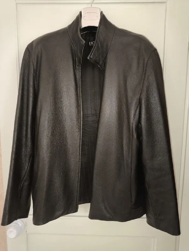 Описание: продам кожаную куртку. натуральная кожа! на рост 180 - 190. размер примерно на 60- 64. в плечах 54 дл. рукова от плеча 70 общая длина куртки 78 ширина в груди 65 куртка в идеальном состоянии. цена 15000 руб. торг уместен. +79493734158 цена: 15000 руб. 📲 tg: е. в. 📞🇷🇺звоните: +79493734158 барахолка днр - фотография - 2