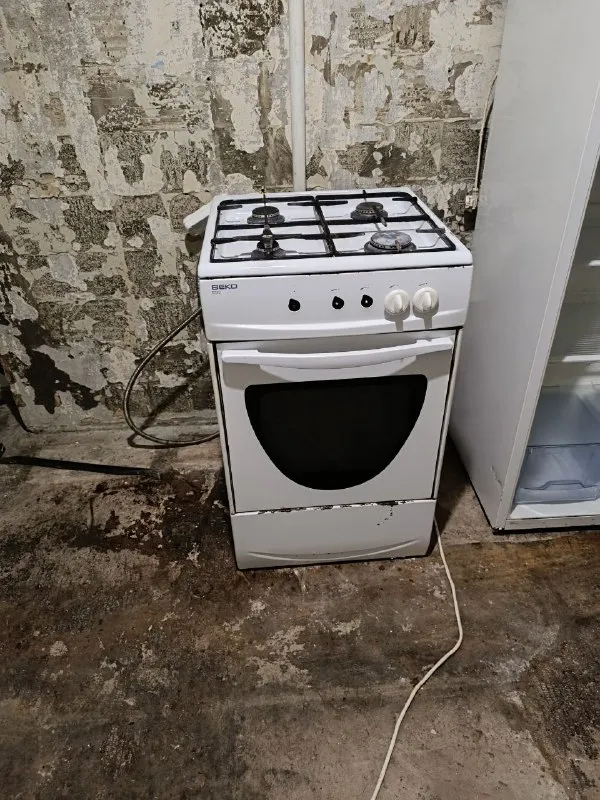 Описание: продам газовую плиту beko б/у, рабочая, единственное нет трëх ручек, сломались, но это мож... - фотография
