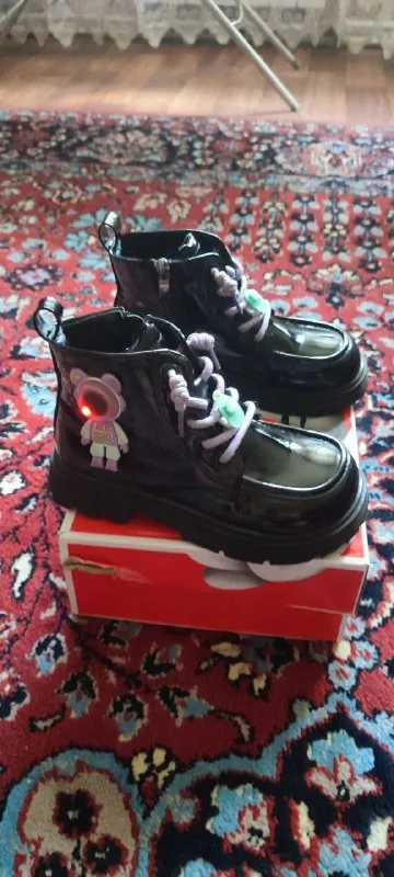 Описание: продам детские ботинки белые 30 размер. чёрные 32.хорошее качество есть несколько потёртостей. макеевка. цена: 1200 руб. 📲 tg: danil bondarenko 📞🇷🇺звоните: +79494003414 барахолка днр - фотография - 2