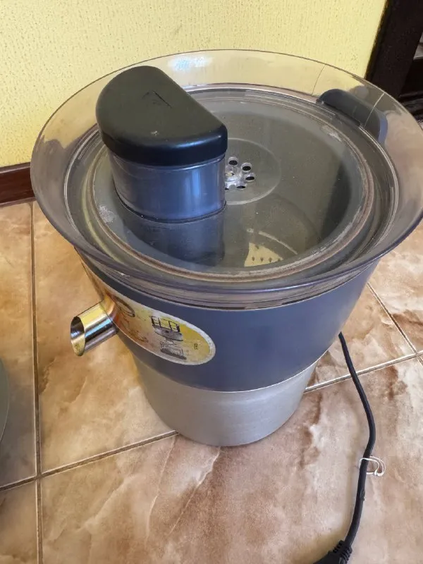 Описание: соковыжималка kenwood je900 в хорошем состоянии. коробки нет донецк, ленинский район цена:... - фотография