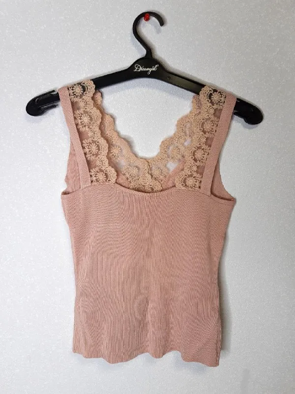 Описание: - трикотажные топы на размер xs. новые. - бельевые топы, s, новые - хлопковая серая футболка, размер м, состояние отличное - темно-синие "школьные" шорты, размер l детский, отличные цена за 1 вещь самовывоз с ул. буденного. цена: 200 руб. 📲 tg: наталия sinamor 📞🇷🇺звоните: +79493534993 барахолка днр - фотография - 4