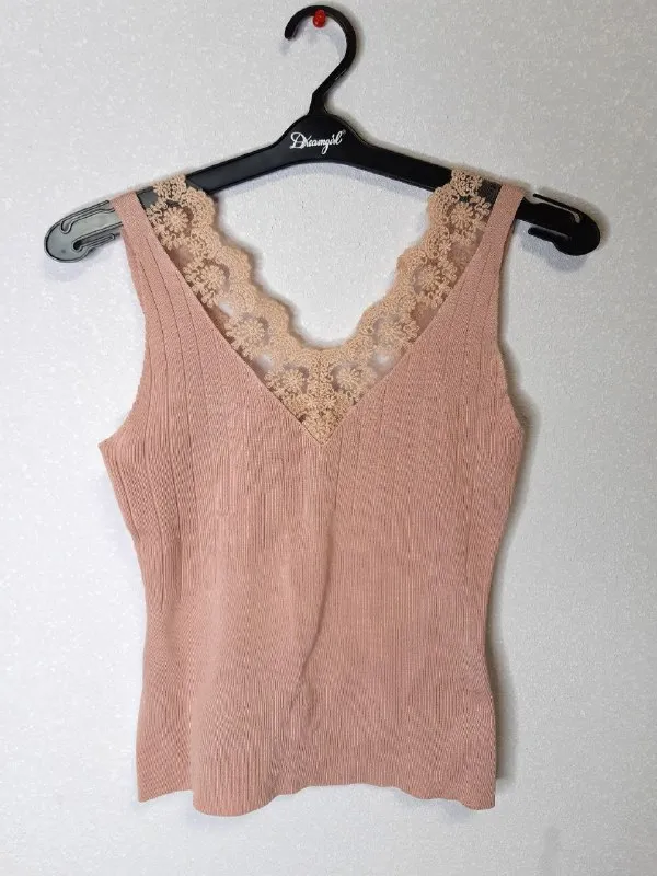 Описание: - трикотажные топы на размер xs. новые. - бельевые топы, s, новые - хлопковая серая футболка, размер м, состояние отличное - темно-синие "школьные" шорты, размер l детский, отличные цена за 1 вещь самовывоз с ул. буденного. цена: 200 руб. 📲 tg: наталия sinamor 📞🇷🇺звоните: +79493534993 барахолка днр - фотография - 8