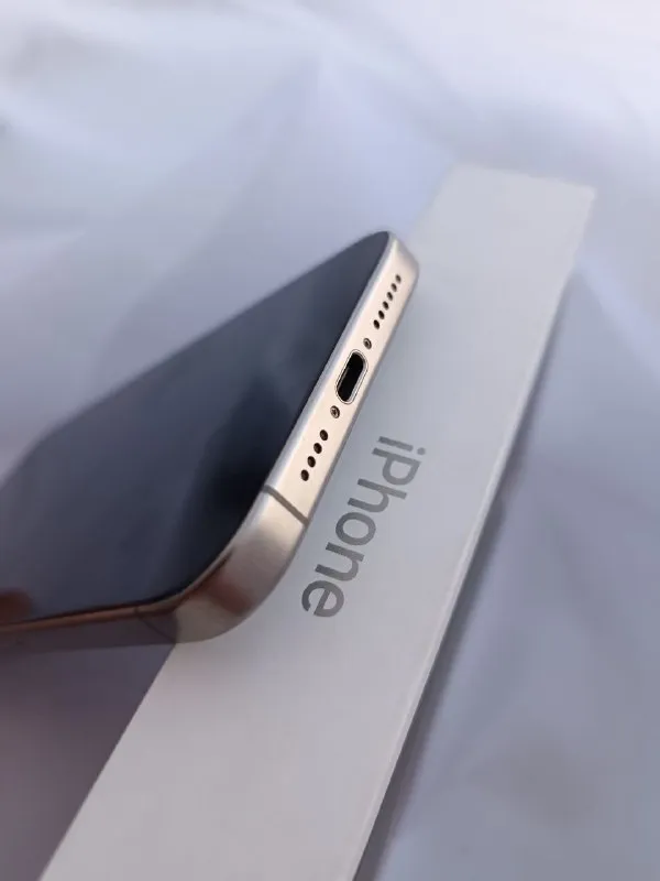 Описание: продам iphone 15 pro max natural titanium 256 акб 94%🔋 в ремонте не был, носился в чехле и... - фотография - 1