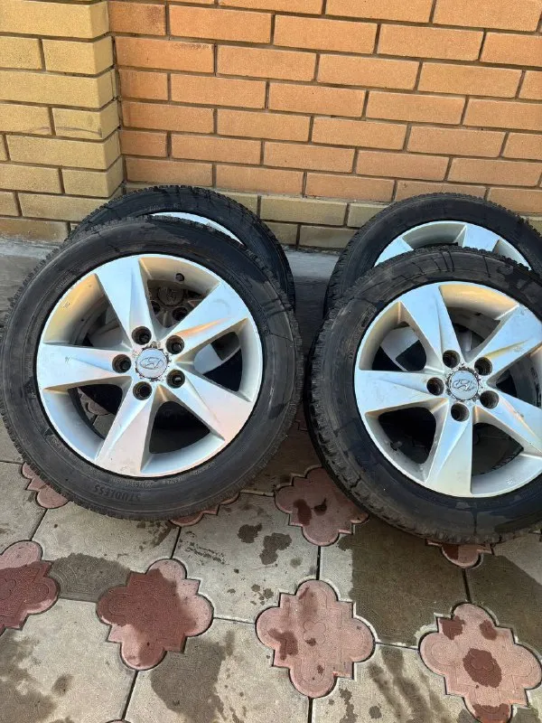 Описание: продам комплект колеса hyundai не ржавый оригинальный не битый красивый с колпаками на 16... - фотография - 1