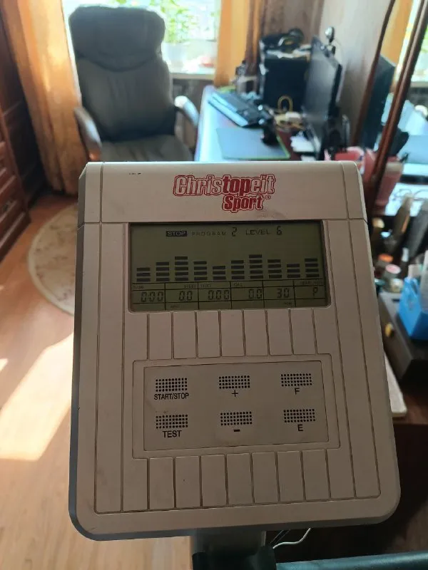 Описание: горловка велотренажер christopeit sportem 3 измерение пульса максимальный вес пользователя 150 кг система нагрузки магнитная вес маховика 8кг количество уровней нагрузки 10 нагрузка 30- 300 вт датчики и показатели показания дисплея расход калорий, текущая скорость, пройденное расстояние крепление кардио датчика на руле количество программ тренировки 13 встроенные программы количество пульсозависимых программ 3 дополнительная информация регулировка сидения по горизонтали, регулировка сиденияпо вертикали (дхшхв) 110x52x148 см оплата наличными цена: 8000 руб. 📲 tg: анатолий 📞🇷🇺звоните: +79493841046 барахолка днр - фотография - 4