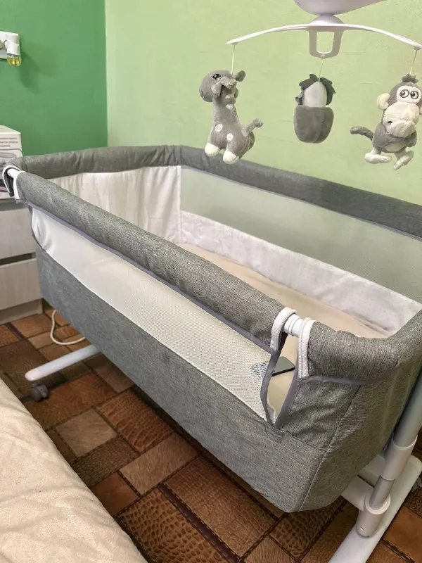 Описание: электронная колыбель с автоукачиванием, колыбельными и мобилем. в комплекте матрас и 3 новые простыни, если нужен, отдам электрический молокоотсос приставная к родительской кровати, есть ремни что б не отъезжала кроватка колыбелька увесистая, устойчивая, есть блокиратор чтоб она не качала, спальное место просторное, +она разборная, можно сложить и убрать меняется скорость и сила укачиваний, 7 амплитуд укачиваний, таймер, есть автозапуск при шевелении малыша, колыбельные ребенок в ней не спал самовывоз текстильщик возможен торг цена: 17000 руб. 📲 tg: анна 📞🇷🇺звоните: +79493430546 барахолка днр - фотография - 2