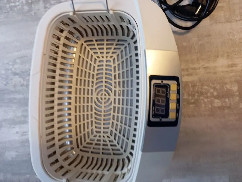 Описание: продам ультразвуковую мойку с подогревом. предназначена для очистки различных предметов, выполненных из металлов и пластмасс, как от жировых, так и от прочих загрязнений. применяют для очистки: медицинских, маникюрных инструментов и принадлежностей, особенно стоматологических ювелирных изделий, в том числе после их ремонта электронных комплектующих и плат. *материал корпуса: абс-пластик *резервуар: нержавеющая сталь sus304 *дисплей: герметичный цифровой *ультразвуковая частота: 42,000 гц *объем резервуара 2,5 л *цифровой таймер: 5 режимов б/у в хорошем состоянии цена: 4000 руб. 📲 tg: наталья 📞🇷🇺звоните: +79494273848 барахолка днр - фотография - 2