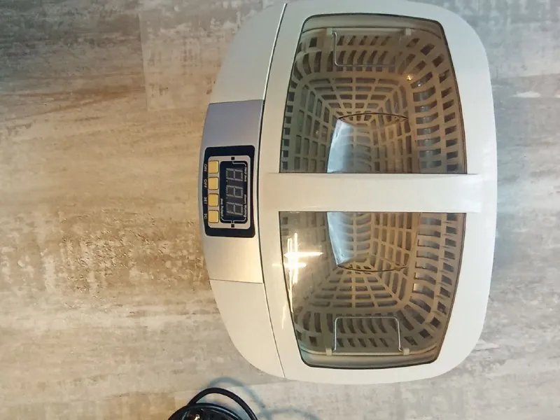 Описание: продам ультразвуковую мойку с подогревом. предназначена для очистки различных предметов, выполненных из металлов и пластмасс, как от жировых, так и от прочих загрязнений. применяют для очистки: медицинских, маникюрных инструментов и принадлежностей, особенно стоматологических ювелирных изделий, в том числе после их ремонта электронных комплектующих и плат. *материал корпуса: абс-пластик *резервуар: нержавеющая сталь sus304 *дисплей: герметичный цифровой *ультразвуковая частота: 42,000 гц *объем резервуара 2,5 л *цифровой таймер: 5 режимов б/у в хорошем состоянии цена: 4000 руб. 📲 tg: наталья 📞🇷🇺звоните: +79494273848 барахолка днр - фотография - 4