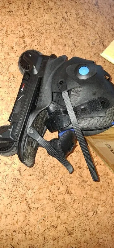 Описание: электроролики, подойдет для взрослых и детей, с 36 по 46 российский размер ноги (есть возможность отрегулировать размер ноги). развивают скорость до 30 км/час и обладают отличной грузоподъемностью до 150 кг. запас хода без подзарядки - 15 км. электромотор мощностью 400 вт и сменная 42v батарея небольших размеров расположены в обоих роликах. управляются с помощью эргономичного дистанционного пульта. цена: 25000 руб. 📲 tg: skie 📞🇷🇺звоните: +79494024549 барахолка днр - фотография - 2