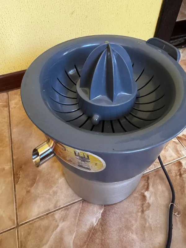 Описание: соковыжималка kenwood je900 в хорошем состоянии. коробки нет донецк, ленинский район цена:... - фотография