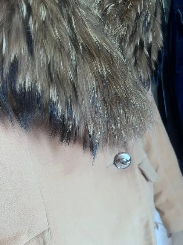 Описание: пальто: осень/зима размер: 42-44 состояние отличное! (рукава, карманы сфотографированы, что нет дефектов) из носки только петли к меху оттянулись. цена: 4800 руб. 📲 tg: ольга 📞🇷🇺звоните: +79779908941 барахолка днр - фотография - 2