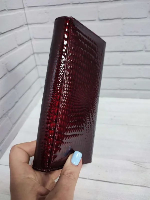 Описание: ✨продам кошелек женский из натуральной кожи (новый) отличный женский кошелек хорошего качества в красивом цвете, функциональный внутри, привлекательный снаружи. идет в подарочной коробке. размер: 18,5 х 9,0 х 3,0 см. все вопросы по телефону. цена: 2195 руб. 📲 tg: александр клюев 📞🇷🇺звоните: +7 949 450 92 20 барахолка днр - фотография - 2