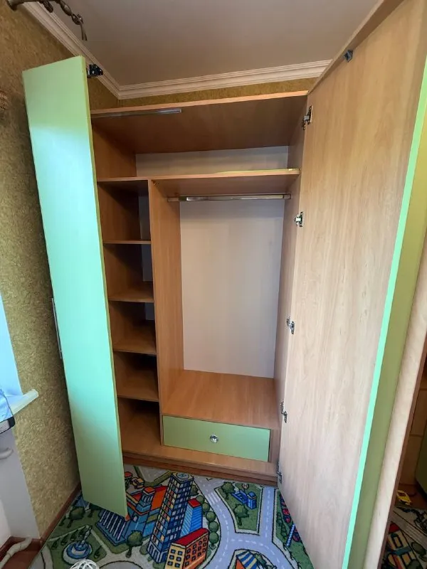 Описание: продам детскую мебель "юниор". шкаф: в-2.02м. ш-1.10м. г-0,57м. кровать: общая длина 2,27м... - фотография - 1