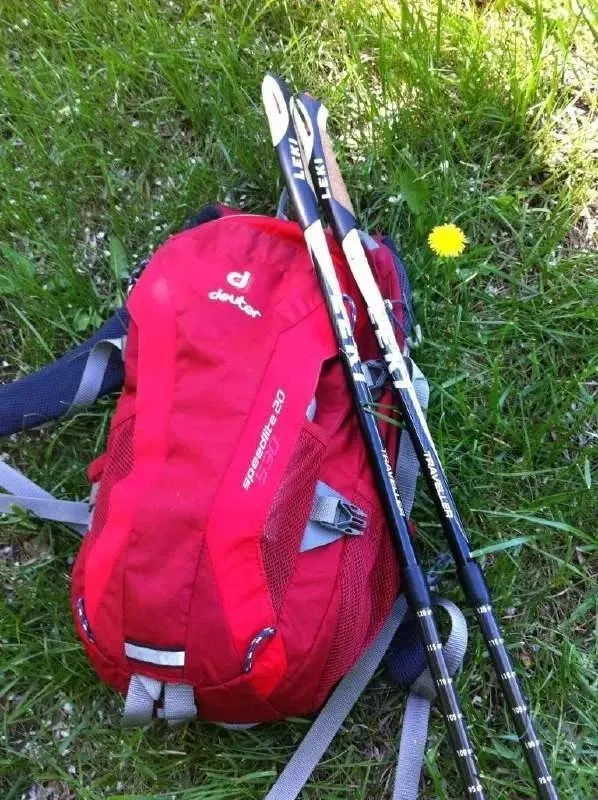 Описание: продам б/у телескопические палки для скандинавской ходьбы 🚶‍➡️leki traveller carbon (старая модель с внутренней фиксацией). в сложенном положении занимают мало места+чехол в подарок, легко крепятся к рюкзаку (как видно на фото). .. палки 100 % карбон вес 378 грамм с темляком резиновыми сапожками и твердосплавным наконечником. отвечу на все вопросы (комплектация, износ и прочее по телефону) цена: 7500 руб. 📲 tg: александр 📞🇷🇺звоните: +7 949 378 94 97 барахолка днр - фотография - 2