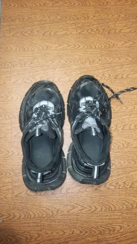 Описание: продам кроссовки баленсиага 3xl качество 7/10, размер 44 цена 6000торг, также продам штаны... - фотография