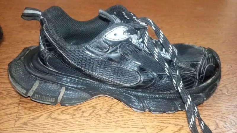 Описание: продам кроссовки баленсиага 3xl качество 7/10, размер 44 цена 6000торг, также продам штаны шинигами размер xl цена 1500 все вместе 7500 цена: 7500 руб. 📲 tg: joyful personality 📞🇷🇺звоните: +79495082207 барахолка днр - фотография - 2