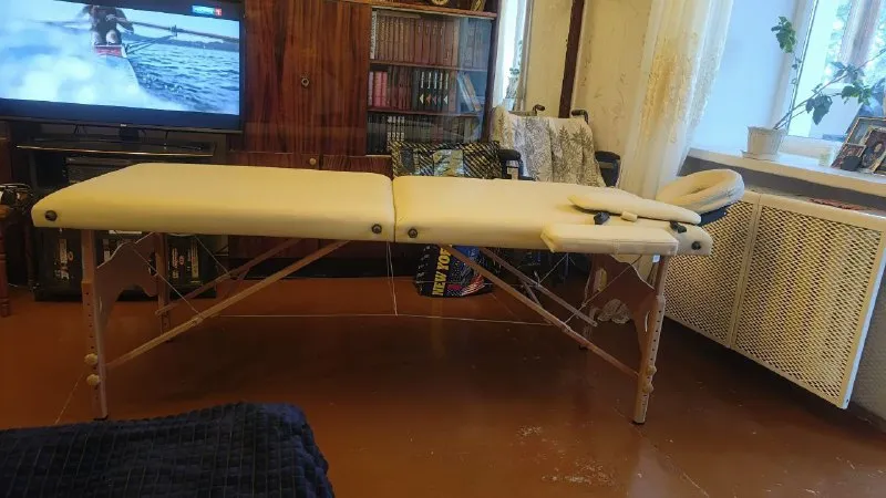 Описание: массажный стол из бежевой экокожи. складной компактный. все части регулируются. в комплекте подушка, два подлокотника, чехол. цена: 7000 руб. 📲 tg: надежда соловьева 📞🇷🇺звоните: +79493082137 барахолка днр - фотография - 2