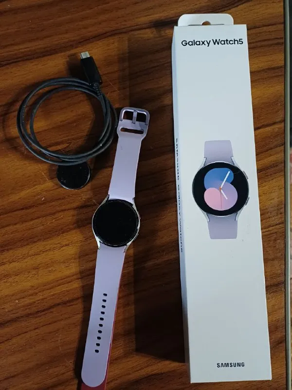 Описание: galaxy watch 5 полностью рабочие, без дефектов, на экране защитное стекло. акб держит 2 су... - фотография - 1